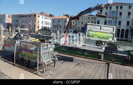 MÜLLABFUHR IN VENEDIG, ITALIEN Stockfoto