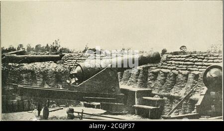 . Die fotografische Geschichte des Bürgerkriegs : Tausende von Szenen fotografiert 1861-65, mit Text von vielen Sonderbehörden . EINE BEISPIELLOSE BELAGERUNG BATTEUV Federal Battery No. 1 vor Yorktown. – noch nie zuvor war eine so schwere Belagerungsbatterie montiert worden. Es war eine halbe Meile vom York Rier entfernt als Battery No. I. Von seinen sechs Parrott gims, fünf 100-Pfünder und ein 200-Pfünder, könnte es bei einem einzigen Tannen fallen 700 Pfund Schuss und Schale auf die Befestigungsanlagen und Landung in Yorktown, zwei Meilen entfernt. Es öffnete sich am 1,1862. Mai, mit einer so bezeichnenden Wirkung, dass die Evakuierung der Stockfoto