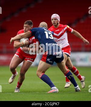 St Helens' Morgan Knowles wird vom Hull KR Dean Hadley während des Betfred Super League-Spiels im total Wicked Stadium, St. Helens, angegangen. Stockfoto