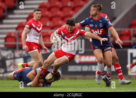 St Helens' Lachlan Coote wird von Matthew Storton von Hull KR (links) und Mikey Lewis (rechts) während des Betfred Super League-Spiels im total Wicked Stadium, St. Helens, angegangen. Stockfoto