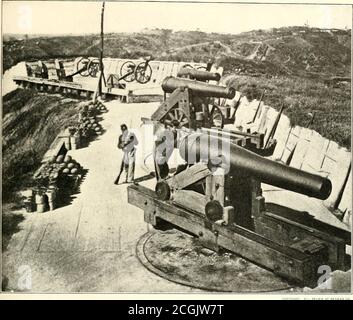 . Der Bürgerkrieg durch die Kamera : Hunderte von lebendigen Fotos tatsächlich in der Zeit des Bürgerkriegs aufgenommen, zusammen mit Elson's neue Geschichte . DIE ARBEIT DER BELAGERER Battery Sherman, auf der Jackson Road, vor Vicksburg. Sich auf eine Belagerung zu begleichen, bedeutete nicht, dass die Grants Armee sich nicht abfinden konnte. Befestigungsanlagen mussten gegen die gewaltige eine der Konföderierten und eine ständige Bombardierung gehalten, um ihre Waffen zum Schweigen zu bringen, eine nach der anderen. Es sollte ein langwieriger Duell sein, in dem Pemberton, in der Hoffnung auf die lange verzögerte Erleichterung von Johnston, tapfer gegen Hunger und Gleichstand aushielt. Für zwölf Meilen die Stockfoto