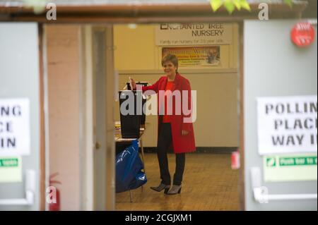 Uddingston, Schottland, Großbritannien. Im Bild: Nicola Sturgeon - erste Ministerin Schottlands und Vorsitzende der Scottish National Party (SNP), die ihr lokales Wahllokal besucht, um bei den Europawahlen für die SNP ihre Stimme abzugeben, um Schottland in Europa zu halten. Quelle: Colin Fisher/Alamy Live News. Stockfoto