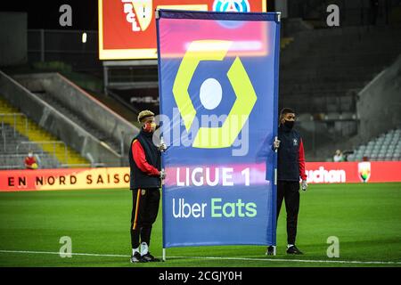 Flagge der Ligue 1 Uber isst während der französischen Meisterschaft Ligue 1 Fußballspiel zwischen RC Lens und Paris Saint-Germain am 10. September 2020 in Bolla Stockfoto