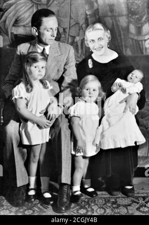 Joseph Goebbels und Familie. Porträt von Paul Joseph Goebbels (1897 -1945), Reichsminister für Propaganda in Nazi-Deutschland, mit seiner Frau Magda Goebbels und ihren drei Kindern. Stockfoto