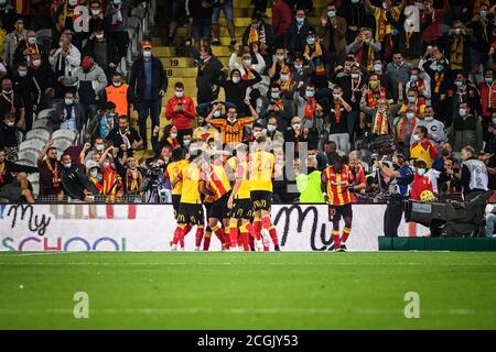 Ignatius Ganago von Lens feiert sein Ziel mit Teamkollegen und Die Fans während der französischen Meisterschaft Ligue 1 Fußballspiel Zwischen RC-Objektiv und Stockfoto