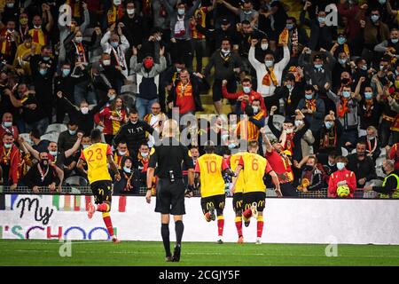 Ignatius Ganago von Lens feiert sein Ziel mit Teamkollegen und Die Fans während der französischen Meisterschaft Ligue 1 Fußballspiel Zwischen RC-Objektiv und Stockfoto