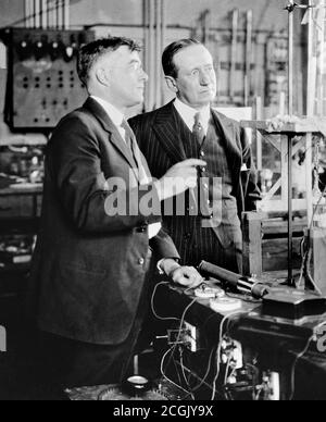 Marconi Guglielmo Giovanni Maria Marconi, 1. Marquis von Marconi (1874-1937) mit der amerikanischen chemischen Physikerin Irving Langmuir im General Electric Research Laboratory, 1922, Stockfoto