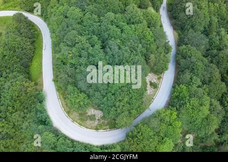 Luftaufnahme einer kurvenreichen Straße im majella-Berg Region abruzzen italien Stockfoto