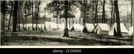 . Die fotografische Geschichte des Bürgerkrieges: In zehn Bänden. BEGLNXIXG DIE ERSTE FLANKE MO^■EMEXT im oberen Bild, präsentiert durch die Freundlichkeit von General G. P. Thruston, sind der Hauptsitz von General Thomas in Ringgold, Georgia, 5. Mai 1864. An diesem Tag, von Grant für den Beginn der gleichzeitigen Bewegungen, die er geplant hatte, um in 186-i, General Sherman ritt die achtzehn Meilen von Chattanooga Ringgold mit seinem Personal, etwa ein halbes Dutzend Wagen, und eine einzige Firma von Ohio Scharfschützen. Eine kleine Gruppe von unregelmäßigen Alabama Kavallerie fungierte als Kuriere. Shermans Stockfoto