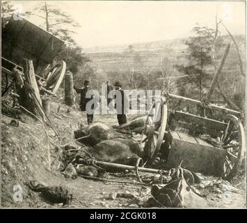 . Der Bürgerkrieg durch die Kamera : Hunderte von lebendigen Fotos tatsächlich in der Zeit des Bürgerkriegs aufgenommen, zusammen mit Elson's neue Geschichte . DIE ARBEIT EINES ROHTEILS des Havoc, der am 3. Mai 1803 durch den Angriff von Sedgwick auf Maryes Heights schmiedete. Kaum hatten sie die Steinmauer erobert, schwärmten die Siegermächte über den Kamm, fuhren die Konföderierten aus den Gewehrgruben, eroberten die Gewehre der berühmten Washington Artillerie, die so lange die Höhen bewacht hatte, und schlugen die angreifenden Säulen schlachten. Wenn Sedgwick Kavallerie gehabt hätte, hätte er die d havegecrashed Stockfoto