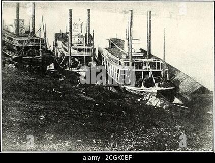 . Die fotografische Geschichte des Bürgerkrieges: In zehn Bänden. ARMEE TRANSPORTIERT VOR FÜNFZIG JAHREN. RIVERSTEAMERSUSED ALS TRUPPENSCHIFFE TRANSPORTIERT bei PITTSIUTUi LAXDIXG (SHILOII) die Hilfe dieser Tennessee-Flussboote, die von ihren friedlichen Besetzungen in den Dienst der Armee gedrückt worden waren, War eine von so immenser Bedeutung, dass es als ein großer Faktor in der Wendung der Schlacht tidethat rettete die Federal Sache noch eine schlimmere Niederlage als die der ersten Schlacht von Bull Run. General Grants Hauptquartier am frühen Morgen des 6. April war einige Meilen entfernt Stockfoto