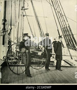 . Die fotografische Geschichte des Bürgerkriegs : Tausende von Szenen fotografiert 1861-65, mit Text von vielen Sonderbehörden . Haupt-Shrouds fünfundzwanzig feetabove das Deck. Alles war silenceaboard, bis das Hartford im leichten Bereich des Forts war. Die großen Breiten des alten Schiffs begannen, sich an der schrecklichen Kanonade zu beteiligen. Während des frühen Teils der AktionKapitän Drayton, der befürchtete, dass die Riggingmote Farragut o-er-Board zu pitchen, schickte Knowles auf seine fiimous Mission. Ich ging hinauf, sagte der alte Seemann, mit einem Stück von Blei-Linie und machte es schnell zu einem der forwardshrouds, und dann Stockfoto