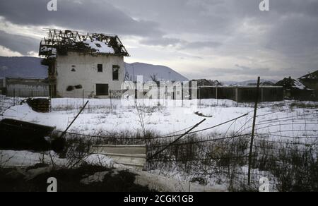 24. Februar 1994 während der Belagerung von Sarajevo: Zwischen der bosnisch-serbischen und bosnisch-muslimischen Frontlinie ist dies "Niemandsland" gegenüber Dobrinja, an der Flughafenstraße. Stockfoto