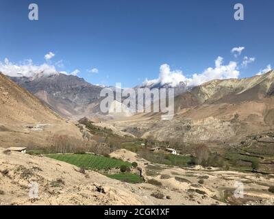 Tolle Aussicht auf das Dorf Kagbeni, Kali Gandaki Tal, Mustang, Nepal. Wunderschöne Berglandschaft. Majestätische Himalayan Range. Wunderschöne tibetische Natur Stockfoto