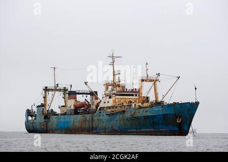 Frachtboot in der Nähe von Hafen von Walvis Bay, Namibia Stockfoto