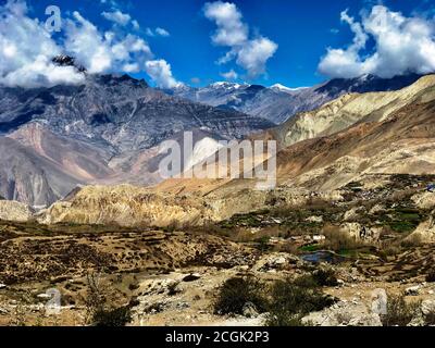 Große Himalaya Berge. Atemberaubende tibetische Landschaft von Mustang. Landschaftlich schöner Berg Annapurna Range. Muktinath Tal. Dorf Jharkot. Nepal. Asien. Stockfoto