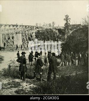 . Die fotografische Geschichte des Bürgerkriegs : Tausende von Szenen fotografiert 1861-65, mit Text von vielen Sonderbehörden . Ich()ab Nashville. Die Straßen waren schwer mit Schlamm und Tlie unaufhörliche Regen hatte die Bäche geschwollen, so dass es nicht nur.langsam aber fast unmöglich für Waggonzüge keej) in Kontakt mit tlic Basis. Über die Central Alabama (Naslnillc und Decatur Railroad) Lebensmittel und andere Notwendigkeiten für tlic Armys verjexist- [212). COPI/riyitI by Review of Reviews Co. INGENIEURE UND INTANTRY, DIE AN DER Elk-FLUSSBRÜCKE beschäftigt waren, mussten transportiert werden. Unter den Arbeitern, die un gearbeitet Stockfoto