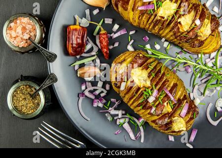 Frisch gebackene hasselback Kartoffeln mit Schnittlauch. Appetitliche Kartoffel-Akkordeon im Ofen gebacken. Stockfoto