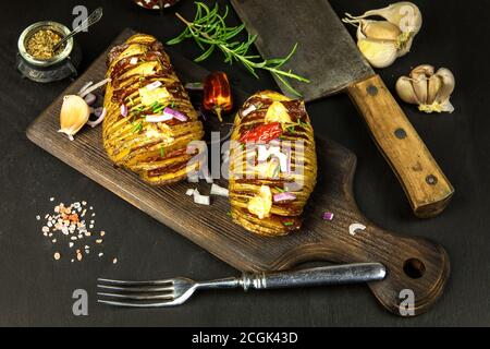 Frisch gebackene hasselback Kartoffeln mit Schnittlauch. Appetitliche Kartoffel-Akkordeon im Ofen gebacken. Stockfoto