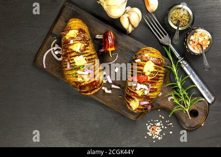 Frisch gebackene hasselback Kartoffeln mit Schnittlauch. Appetitliche Kartoffel-Akkordeon im Ofen gebacken. Stockfoto