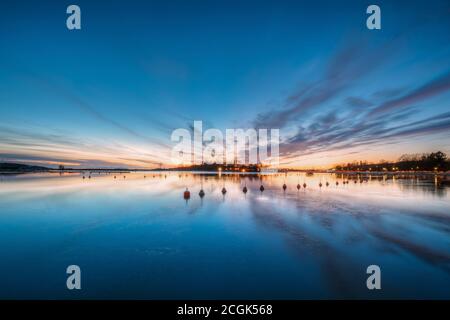 Helsinki, Finnland. Landschaft Mit City Pier, Anlegestelle Bei Sonnenaufgang Oder Sonnenuntergang Im Winter. Ruhige Meereswasseroberfläche Am Frühen Morgen Stockfoto