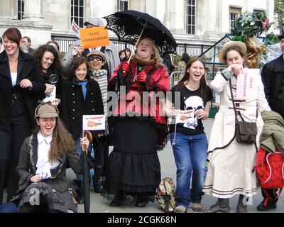 Save Undershaw Protest, der versucht hat, die ehemalige Heimat von Sir Arthur Conan Doyle, dem Autor der Sherlock Holmes Geschichten und vieles mehr auf Trafalgar Square, London, Großbritannien, zu retten Stockfoto