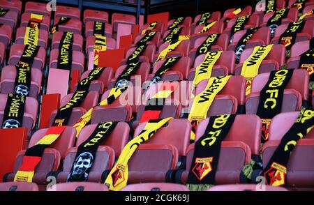 Ein allgemeiner Blick auf Schals in den Ständen vor dem Sky Bet Championship-Spiel zwischen Watford und Middlesbrough in Vicarage Road, Watford. Stockfoto