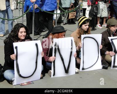 Save Undershaw Protest, der versucht hat, die ehemalige Heimat von Sir Arthur Conan Doyle, dem Autor der Sherlock Holmes Geschichten und vieles mehr auf Trafalgar Square, London, Großbritannien, zu retten Stockfoto