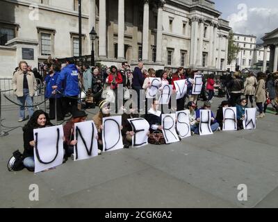 Save Undershaw Protest, der versucht hat, die ehemalige Heimat von Sir Arthur Conan Doyle, dem Autor der Sherlock Holmes Geschichten und vieles mehr auf Trafalgar Square, London, Großbritannien, zu retten Stockfoto