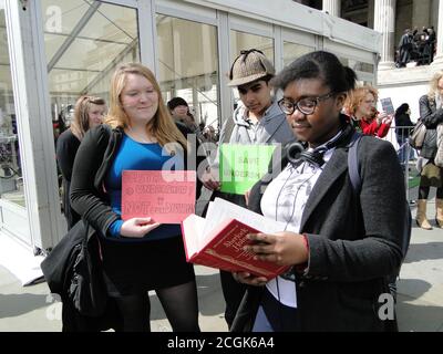 Save Undershaw Protest, der versucht hat, die ehemalige Heimat von Sir Arthur Conan Doyle, dem Autor der Sherlock Holmes Geschichten und vieles mehr auf Trafalgar Square, London, Großbritannien, zu retten Stockfoto