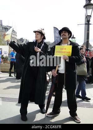 Save Undershaw Protest, der versucht hat, die ehemalige Heimat von Sir Arthur Conan Doyle, dem Autor der Sherlock Holmes Geschichten und vieles mehr auf Trafalgar Square, London, Großbritannien, zu retten Stockfoto