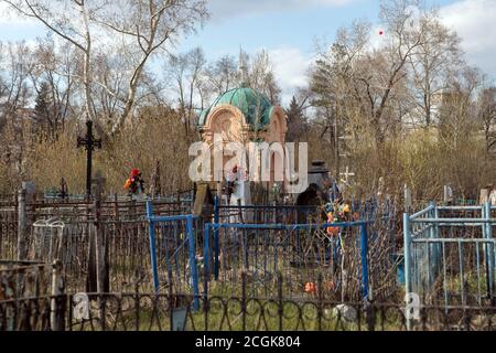 Charnelhaus der Kaufleute Tokarev, ein Denkmal des 19. Jahrhunderts unter den Gräbern auf dem Troizker Friedhof (1842) der Stadt Krasnojarsk, im Frühjahr. Stockfoto