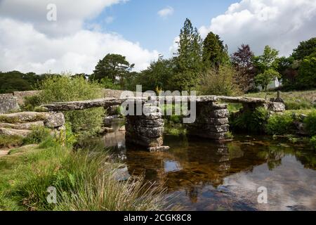 Postbridge Clapper Bridge in Dartmoor, Devon, UK Stockfoto