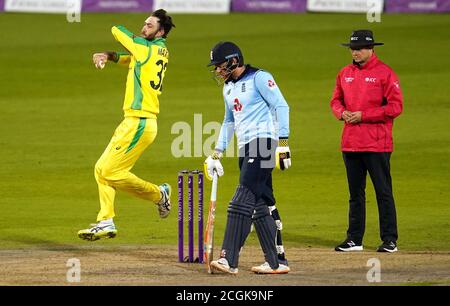 Der Australier Glenn Maxwell (links) bowlen, während der Engländer Jonny Bairstow beim ersten Royal London ODI-Spiel im Emirates Old Trafford, Manchester, zuschaut. Stockfoto