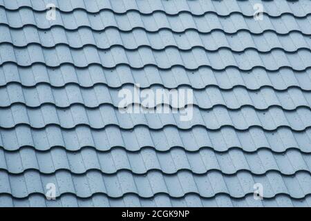 Verschwommen Neues Metalldach mit Wassertropfen nach Regen. Dachbaustelle. Metalldach Stockfoto