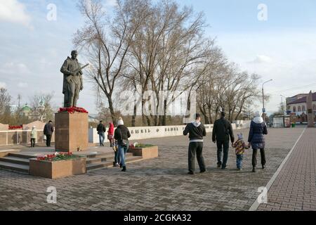 Menschen gehen in der Nähe der Alesha - ein Denkmal für Soldaten Des Zweiten Weltkriegs in der Nähe des Siegesdenkmals der Krasnojarsk Stockfoto