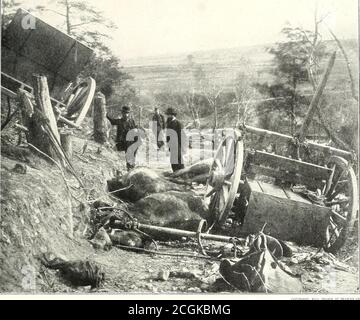 . Die fotografische Geschichte des Bürgerkrieges: In zehn Bänden. COPVRIGHT, 1911, REVITE DIE ARBEIT EINES MUSCHELTEILS des Havoc, der am 3. Mai durch den Angriff von Sedgwick auf Maryes Heights schmiedet wurde. 1863. Kaum hatten sie die Steinmauer ergriffen, so schwärmten die Siegreichen Föderalen über den oberen Grat, verdrängten die Konföderierten aus den Gewehrgruben, nahmen die Gewehre der berühmten Washingtoner Artillerie gefangen, die so lange die Höhen bewacht hatte, und schlugen die angreifenden Kolonnen mit Schlachten. Hätte Sedgwick Kavallerie gehabt, so hätte er die gespaltenen Kräfte früh havecrised und den Weg für einen Rap freigemacht Stockfoto