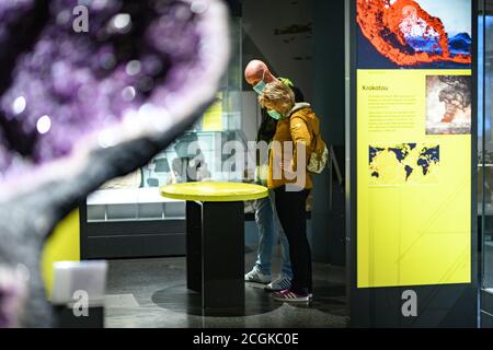 Fr, 11. September 2020. Edinburgh, Großbritannien. Besucher des National Museum of Scotland, die derzeit mit Covid-19 Sicherheitsbeschränkungen besuchen dürfen. Die Öffentlichkeit kann mit frei buchbaren Zeitfenstern auf der Website des Museums besuchen. Stockfoto