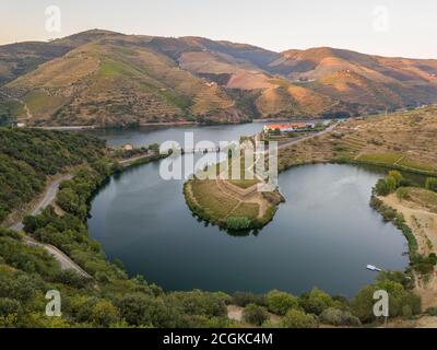 Douro Weinregion, Portugal. Weinberge Landschaft mit schönen Bauernhof. Touristenattraktion und Reiseziel. Drone-Luftaufnahme von oben. Bend sh Stockfoto