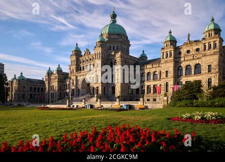 Parlamentsgebäude Morgen Victoria British Columbia. Blumen vor dem parlamentsgebäude in Victoria, British Columbia. Stockfoto