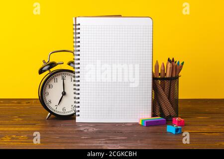 Wecker und Notizblock. Zurück zur Schule Konzept Stockfoto