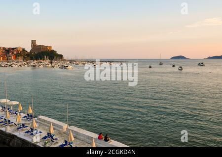 Erhöhter Blick auf den Golf der Dichter mit dem mittelalterlichen Schloss und dem Archipel von Porto Venere im Hintergrund bei Sonnenuntergang, Lerici, La Spezia, Italien Stockfoto
