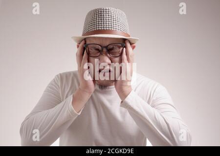 Foto-Bild von lustigen asiatischen Mann weinend schließen seine Augen, traurig Depression Frustration hoffnungslosen Ausdruck Stockfoto