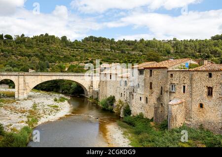 Brücke über den Fluss Orbieu im Dorf Lagrasse, Frankreich Stockfoto