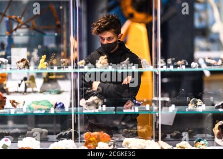 Fr, 11. September 2020. Edinburgh, Großbritannien. Besucher des National Museum of Scotland, die derzeit mit Covid-19 Sicherheitsbeschränkungen besuchen dürfen. Die Öffentlichkeit kann mit frei buchbaren Zeitfenstern auf der Website des Museums besuchen. Stockfoto