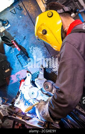 Seitenansicht des mechanischen Schweißwagens in der Autowerkstatt. Stockfoto