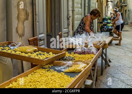 BARI, ITALIEN - 1. SEPTEMBER 2020: Hausfrauen machen Orecchiette in den Straßen von Bari Vecchia Stockfoto