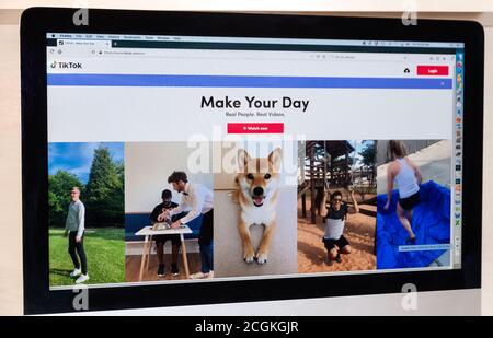 TikTok Social Media Homepage/Webseite zeigt verschiedene kurze Videos auf einem Computerbildschirm. Stockfoto