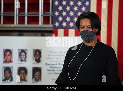 Washington, DC, USA. September 2020. Bürgermeister Muriel Bowser besucht Engine Company 16, um die Ersthelfer des Distrikts zu ehren, die gedient haben, sowie diejenigen, die bei den Anschlägen vom 11. September während des 9-11 Day of Service am 11. September 2020 in Washington, DC ihr Leben verloren haben. Foto von Jemal Gräfin/UPI Kredit: UPI/Alamy Live Nachrichten Stockfoto