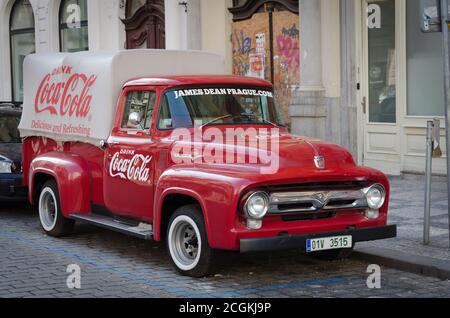 Roter Retro-LKW Ford F-100 mit Werbung Inschrift Coca Cola an Bord auf den Straßen von Prag, Tschechische Republik Stockfoto